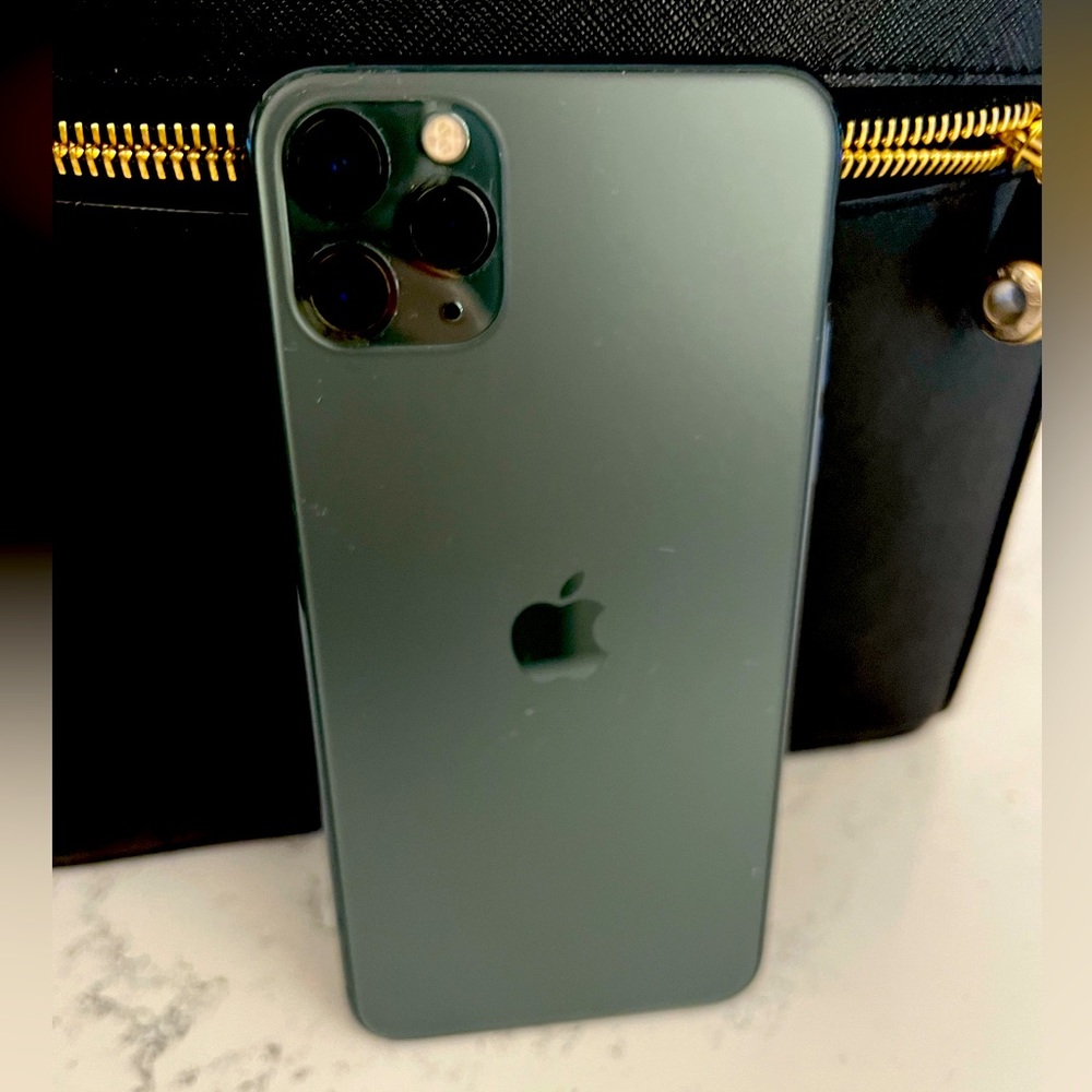COPY - iPhone 13 Pro Max gently used-turns on and can be used with any carrier!
